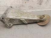 Engine mounting bracket