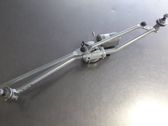 Tringlerie et moteur d'essuie-glace avant