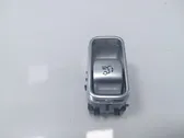 Przycisk otwierania klapy bagażnika