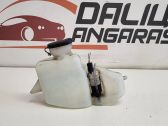 Tuulilasinpesimen nestesäiliö