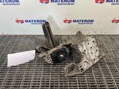 Gearbox mounting bracket
