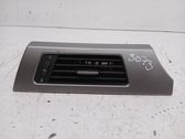 Rejilla de ventilación central del panel