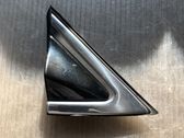 Moulures des vitres de la porte avant