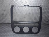 Moldura de la unidad delantera de radio/GPS