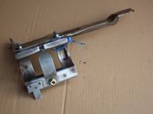 Intercooler pipe mounting bracket