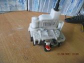 Zamek drzwi przednich