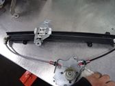 Mecanismo para subir la puerta delantera sin motor