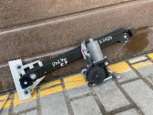 Regulador de puerta trasera con motor