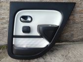 Moldura del tarjetero de la puerta trasera