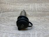 12 V lizdas (priekyje)
