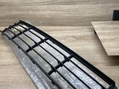 Unteres Gitter dreiteilig vorne