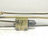 Tringlerie et moteur d'essuie-glace avant
