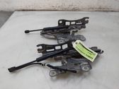 Engine bonnet/hood hinges