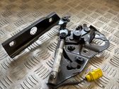 Engine bonnet/hood hinges