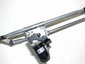 Tringlerie et moteur d'essuie-glace avant
