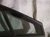 Маленькое стекло "A" передних дверей (четырехдверного автомобиля)