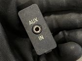 AUX-pistokeliitin