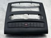 Moldura de la unidad delantera de radio/GPS