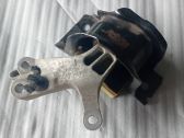 Engine mount vacuum valve
