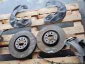 Brake discs and calipers set