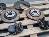 Brake discs and calipers set