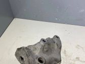 Engine mounting bracket