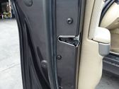 Cerradura de puerta delantera (junto a la manecilla)