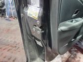 Cerradura de puerta delantera (junto a la manecilla)