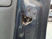 Cerradura de puerta delantera (junto a la manecilla)