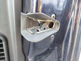 Etuoven lukko (kahvan vieressä)