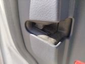Cerradura de puerta delantera (junto a la manecilla)