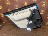 Moldura del tarjetero de la puerta trasera
