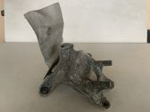 Engine mounting bracket