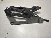 Engine bonnet/hood hinges