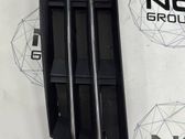 Unteres Gitter dreiteilig vorne