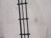 Unteres Gitter dreiteilig vorne