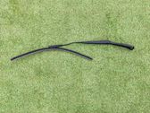Front wiper blade arm