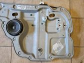 Rear window lifting mechanism without motor