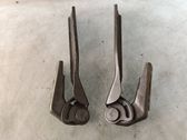 Engine bonnet/hood hinges