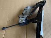 Engine bonnet/hood hinges
