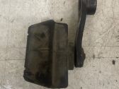 Engine mounting bracket