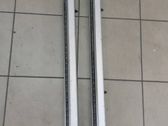 Rail de guidage du siège arrière