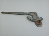 Front window lifting mechanism without motor