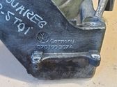Engine mounting bracket