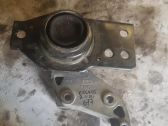 Engine mount vacuum valve