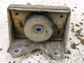 Engine mount bracket