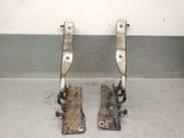 Engine bonnet/hood hinges