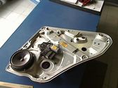 Rear window lifting mechanism without motor