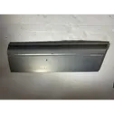 Priekšpusē durvju dekoratīvā apdare (moldings)
