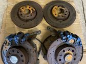 Brake discs and calipers set